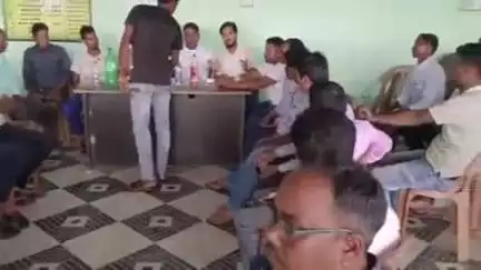 दिघलबैंक: मनरेगा भवन करवामनी में मुखिया ने बीएलओ, कर्मियों और वार्ड सदस्यों के साथ की बैठक