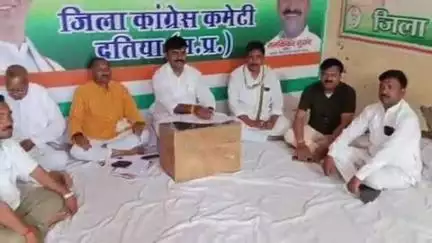 दतिया नगर: PCC चीफ जीतू पटवारी पर मुकदमा दर्ज होने के विरोध में जिला कांग्रेस कार्यालय पर जिला कांग्रेस कमेटी ने की प्रेस वार्ता