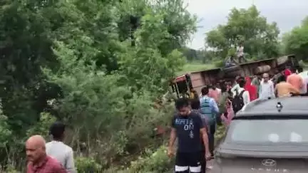 पोड़ी के समीप बस पलटने से कई यात्री हुए घायल, राज्यमंत्री प्रतिमा बागरी ने अस्पताल पहुंचकर घायलों का जाना हाल