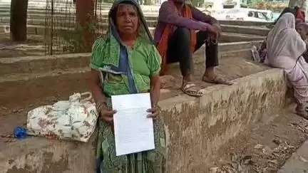नरसिंहपुर: दोखेरे गांव निवासी एक बुजुर्ग महिला ने दबंगों पर लगाया ज़मीन पर जबरन कब्जा करने का आरोप, कलेक्ट्रेट पहुंचकर लगाई गुहार
