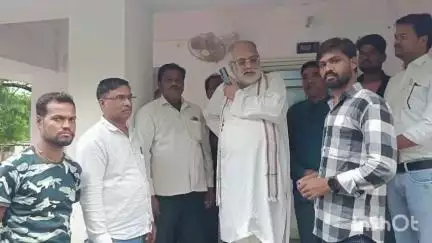 सिरोंज: रेस्ट हाउस में विधायक उमाकांत शर्मा ने लोगों की सुनीं समस्याएँ, अधिकारियों को निराकरण करने को लेकर दिए निर्देश