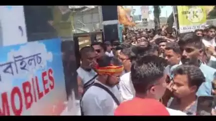 তিনিচুকীয়া: সদৰস্থিত টিডিএ মাৰ্কেটত যুৱক-যুৱতীক অশালীন মন্তব্য কৰা অভিযুক্তক গ্ৰেপ্তাৰ নকৰাত পুনৰ দল-সংগঠনৰ প্ৰতিবাদ