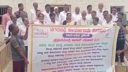ಶೋರಾಪುರ: ನಗರಸಭೆ ಮುಂಭಾಗದಲ್ಲಿ ವಸತಿ ರಹಿತ ಮತ್ತು ನಿವೇಶನ ಕುಟುಂಬಗಳಿಗೆ ಅರ್ಜಿ ಆಹ್ವಾನ, ಬ್ಯಾನರ್ ಬಿಡುಗಡೆ