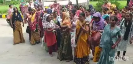 દાહોદ: ગુજરાત આંગણવાડી કર્મચારી સંગઠન દ્વારા  જિલ્લા કલેક્ટર કચેરી ખાતે કલેકટરને બીએલોની કામગીરી માંથીમુક્તિ માટે આવેદન  આપ્યું
