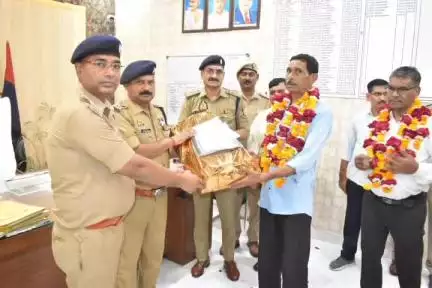 उरई: उरई में पुलिस अधीक्षक और अपर पुलिस अधीक्षक ने सेवानिवृत्त उप निरीक्षकों को दी बिदाई