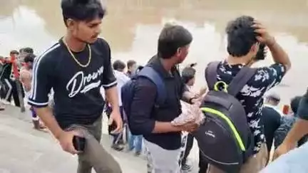 रूड़की: नगर निगम रुड़की के सामने गंगनहर से मिला एक अज्ञात व्यक्ति का शव, क्षेत्र में मचा हड़कंप