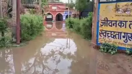 सासनी: सामुदायिक स्वास्थ्य केंद्र सासनी परिसर में बारिश के बाद पानी भरा रहा, मरीजों को झेलनी पड़ी परेशानी