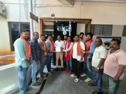 ದಾವಣಗೆರೆ: ಗೋ ರಕ್ಷಕರನ್ನು ಮರಕ್ಕೆ ಕಟ್ಟಿ ಹಲ್ಲೆ: ಮತಾಂಧರನ್ನು ಬಂಧಿಸದಿದ್ದರೆ ನಾವೇ ಪಾಠ ಕಲಿಸುತ್ತೇವೆ, ನಗರದಲ್ಲಿ ಶ್ರೀರಾಮ ಸೇನೆ ಎಚ್ಚರಿಕೆ