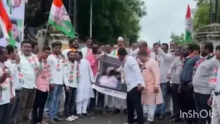खामगाव: भाजपचे आमदार बबनराव लोणीकर व खामगांव येथील मुरव्याधिकारी डॉक्टर शेळके यांच्या विरोधात काँग्रेसची टॉवर चौकात निदर्शने