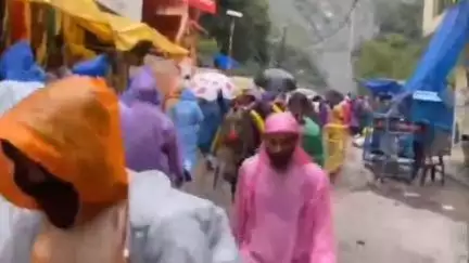 रुद्रप्रयाग: पहाड़ों में बारिश का दौर लगातार जारी, बारिश के बीच केदारनाथ धाम भेजे गए यात्री