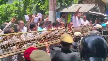 উত্তৰ লক্ষীমপুৰ: মন্ত্ৰী আৰু বিধায়কৰ পত্নীয়ে গীৰ গাই লোৱাৰ বিৰুদ্ধে নগৰৰ ৰাজীৱ ভৱনৰ সন্মুখত প্ৰতিবাদ সাব্যস্ত জিলা কংগ্ৰেছৰ