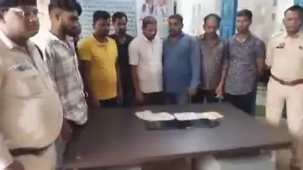 कसडोल पुटपुरा जंगल में जुआ खेलते हुए रंगे हाथों पकड़ा गया 9आरोपी जुआरियों से नगदी रकम ₹26,210 एवं 52 परी किया गया जप्त