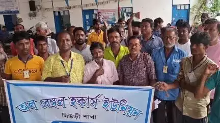 সিউড়ি ১: সিউড়ির সরকারি বাসস্ট্যান্ডে ঢুকছে না সরকারি বাস, ঢুকছে তো বেশিক্ষণ দাড়াচ্ছে না, এমনই দাবিতে বিক্ষোভ হকার্স ইউনিয়নের