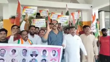सहारनपुर: प्रदेश में हजारों प्राइमरी स्कूलों को बंद करने के फैसले के खिलाफ कलेक्ट्रेट में कांग्रेसियों ने किया प्रदर्शन