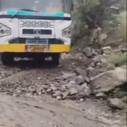 निचार: किन्नौर के छोटा कम्बा में बारिश के कारण सड़क मार्ग हुआ था अवरुद्ध, जिसे PWD विभाग ने बहाल किया