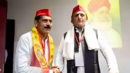 हमीरपुर: सपा सुप्रीमो से मिलकर हमीरपुर जिले की समस्याओं से कराया गया अवगत