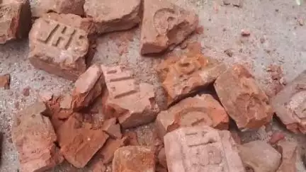 ভগবানগোলা ১: ভগবানগোলা ব্লকের মিয়াপাড়ায় নিম্নমানের রাস্তা নির্মাণ ঘিরে বিতর্ক, তদন্তের দাবি স্থানীয়দের #jansamasya