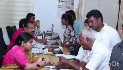 జిల్లా కలెక్టర్ కార్యాలయంలో జరిగిన ప్రజావాణి కార్యక్రమంలో ఈరోజు 130 దరఖాస్తులు వచ్చాయి అని అధికారులు తెలిపారు
