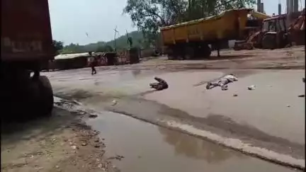 दुधि: गाढ़ा बैरियर के पास टैंकर ने बाइक को मारी जोरदार टक्कर, दो युवकों की हुई दर्दनाक मौत, पुलिस कार्रवाई में जुटी