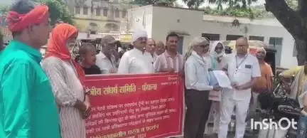 बलिया: फेफना स्टेशन पर क्षेत्रीय संघर्ष समिति ने समझौता लागू न होने पर किया प्रदर्शन, दी तालाबंदी की चेतावनी