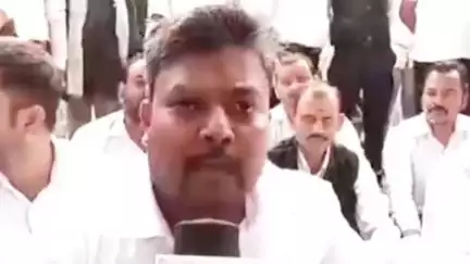 शाहजहांपुर: कांट पुलिस के खिलाफ अधिवक्ताओं ने एसपी कार्यालय के बाहर किया प्रदर्शन
