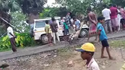 মানবাজার ১: বিশরীর ভ্রমরপুর গ্রামে চারচাকা গাড়ির ধাক্কায় ভাঙলো ইলেকট্রিক খুঁটি