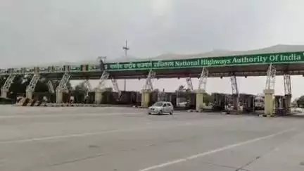 सुल्तानपुर: लखनऊ-वाराणसी हाइवे पर खतरनाक स्टंट, सुल्तानपुर में युवक सनरूफ से बाहर निकलकर और गाड़ी का दरवाजा खोलकर कर रहे हैं करतब