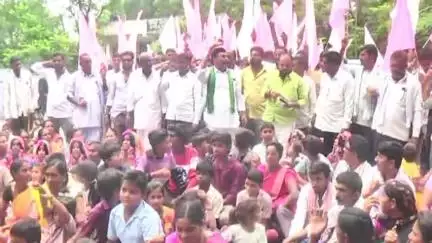 అదిలాబాద్ అర్బన్: 1960 నుండి నివసిస్తున్న లంబాడీలకు కుల దృవీకరణ పత్రాలను అందజేయాలని లంబాడి హక్కుల పోరాట సమితి ఆధ్వర్యంలో కలెక్టరేట్ ధర్నా