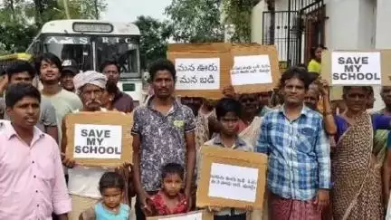 గంగాధర నెల్లూరు: కార్వేటి నగరం మండలం గొల్ల కండ్రిగ గ్రామంలో  పాఠశాల విలీనం వద్దంటూ రోడ్డుపై బైఠాయింపు