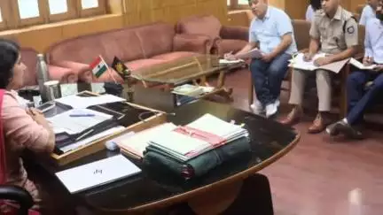 कुल्लू: जिला स्तरीय सड़क सुरक्षा समिति की बैठक आयोजित, उपायुक्त कुल्लु तोरुल एस रवीश ने की अध्यक्षता