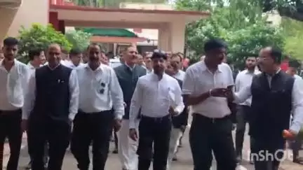 गुना नगर: जिला न्यायालय को हड्डीमिल जगनपुर में शिफ्ट करने के विरोध में वकीलों ने गुना में मुख्य न्यायाधीश के नाम दिया ज्ञापन