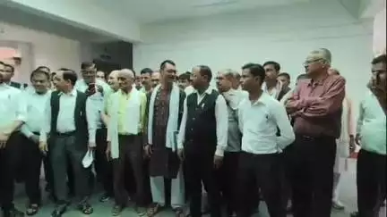 मौदहा: मौदहा में वकीलों ने एसडीएम को सौंपा नौ सूत्रीय ज्ञापन, 15 दिन में समस्याओं का निस्तारण न होने पर दी आंदोलन की चेतावनी