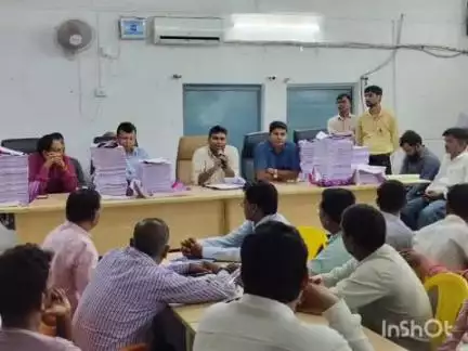 रजौली: प्रखंड सभागार में एसडीओ ने बिएलओ के साथ मतदाता सूची को लेकर की बैठक, दिए कई आवश्यक दिशा निर्देश