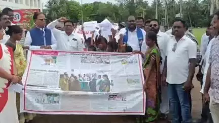 భీమవరం: మా బడి మాకు కావాలి మా మాస్టర్ మాకు కావాలి అంటూ పెనుమంట్ర ప్రాథమిక పాఠశాల విద్యార్థులు, గ్రామస్తులు కలెక్టరేట్ వద్ద ధర్నా