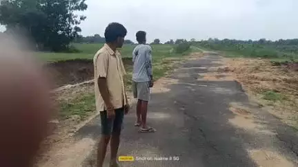 पालकोट प्रखंड।नाथपुर। सड़क गढ़वाल पानी में बढ़ चुके हैं टेगारिया।करजटोली।कोमलता।नवटोलीौ बच्चा पढ़ाई करने आते हैं बच्चों