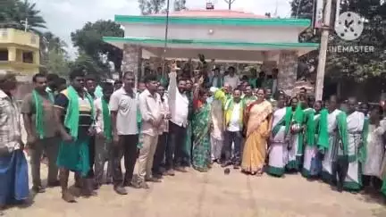 पथरगामा: हुल दिवस पर गांधीग्राम में सिद्धू कान्हू की प्रतिमा पर माल्यार्पण, JMM जिला अध्यक्ष एवं महिला मोर्चा अध्यक्ष शामिल