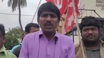 భీమిలి: ఉచిత బస్సు వేస్తే ఆటో కార్మికులనుఎలా ఆదుకుంటారని ప్రశ్నించిన సిఐటీయు జిల్లా ఆటో రిక్షా కార్మిక సంఘం అధ్యక్షుడు రాజకుమార్