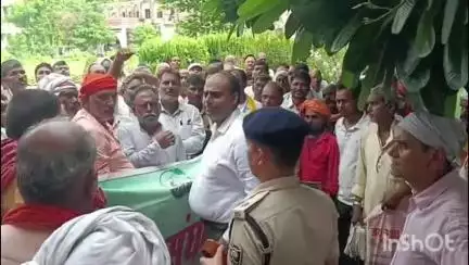 भभुआ: भारतमाला परियोजना में जमीन के उचित मुआवजे को लेकर किसानों ने समाहरणालय पहुंचकर DDC को सौंपा ज्ञापन