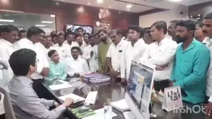 रेणापूर: लातूर ग्रामीण व ग्रामपंचायत संदर्भात विविध प्रश्नांसाठी सरपंच संघटना व काँग्रेस पदाधिकाऱ्यांनी जिल्हापरिषदेत दिले निवेदन