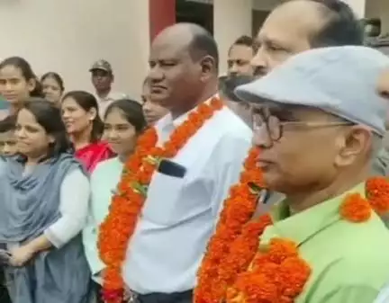 डिंडौरी: डिंडौरी में 28 शासकीय अधिकारी-कर्मचारियों के सेवानिवृत्त होने पर कलेक्टर नेहा मारव्या ने किया सम्मानित, दी विदाई