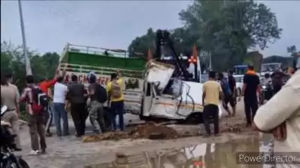 नादौन: जलाड़ी में मृत बैल को देखकर अनियंत्रित हुई ट्राला, सड़क मार्ग से नीचे पलटा वाहन, पहुंची क्षति