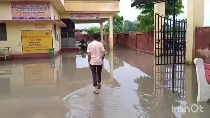 तिलोई: फुरसतगंज में बारिश से अस्पताल परिसर में जलभराव, मरीजों को हुई परेशानी