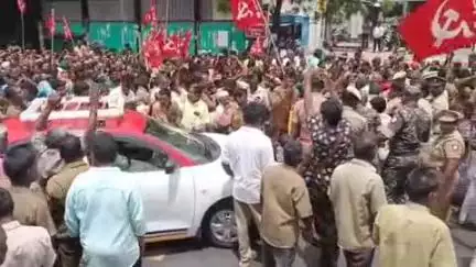 திருப்பூர் தெற்கு: மாவட்ட கலெக்டர் அலுவலகம் முன்பாக ஊரக வளர்ச்சி உள்ளாட்சித் துறை ஊழியர் சங்கத்தினர் மறியல் போராட்டத்தில் ஈடுபட்டதால் பரபரப்பு