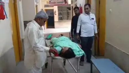 आंवला: आंवला में ई-रिक्शा और स्कूटी की टक्कर, दवा लेकर लौट रहे दंपति घायल, पत्नी की हालत गंभीर
