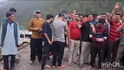 डुंडा: पटूड़ी गांव के ग्रामीणों ने सड़क व नेटवर्क नहीं होने पर नारेबाजी कर किया प्रदर्शन, कहा- वोट नहीं #jansamasya