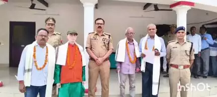 बलिया: सिविल लाइन स्थित कार्यालय में सेवानिवृत्त पुलिस कर्मियों को एसपी ने दी भावभीनी विदाई