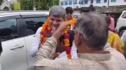 फर्रुखाबाद: कस्बा पहुंचे कैबिनेट मंत्री आशीष पटेल का हुआ भव्य स्वागत, उन्होंने जन समस्याएं सुनकर विकास कार्यों पर की चर्चा