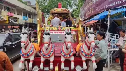 मंदसौर: गांधी चौराहा स्थित महारानी लक्ष्मीबाई स्कूल की शिक्षिका हुईं रिटायर, छात्राओं ने बग्गी में विदाई दी