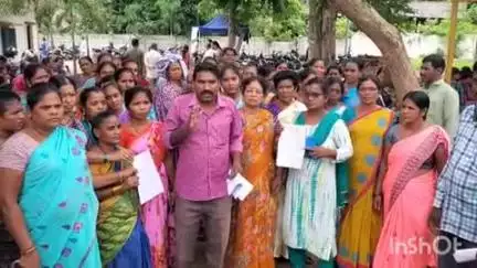 తమ సమస్యలు పరిష్కరించాలని కోరుతూ జిల్లా కలెక్టర్ కార్యాలయం వద్ద నిరసన తెలిపిన మధ్యాహ్న భోజన నిర్వాహకులు