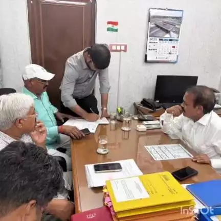 ऊंचाहार: ऊंचाहार व्यापार मंडल ने सर्विस रोड के संबंध में एनएचएआई के पीडी से की मुलाकात, मिला आश्वासन